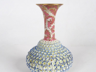 Vente aux enchères Vase XIXème en porcelaine polychrome à décor en relief de fleurettes e