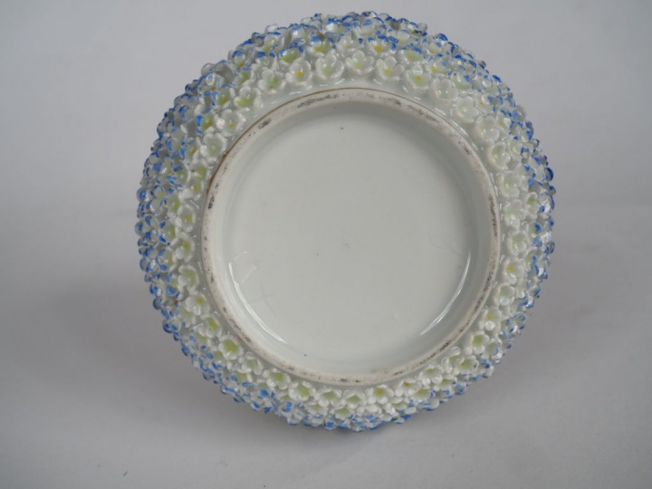 Vase XIXème en porcelaine polychrome à décor en relief de fleurettes e