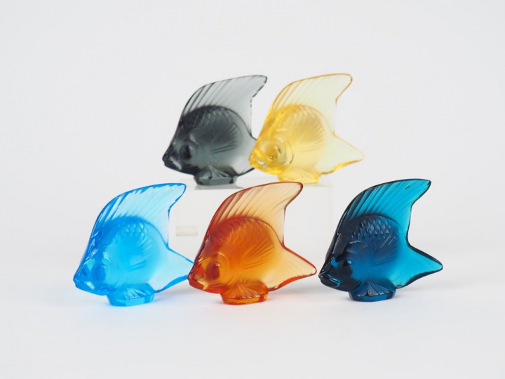 LALIQUE Cinq poissons en verre polychrome.  Signés.