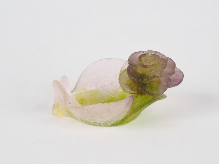 DAUM. Coupelle en pâte de verre mauve et verte, à décor de fleurs.  Si