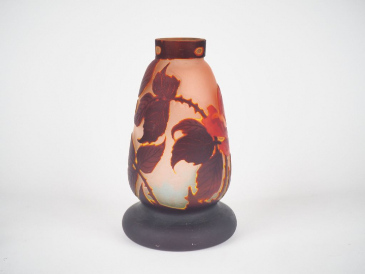 MULLER FRERES à Lunéville. Pied de lampe en verre à décor gravé en cam