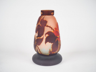Vente aux enchères MULLER FRERES à Lunéville. Pied de lampe en verre à décor gravé en cam
