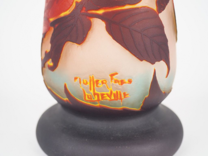 MULLER FRERES à Lunéville. Pied de lampe en verre à décor gravé en cam