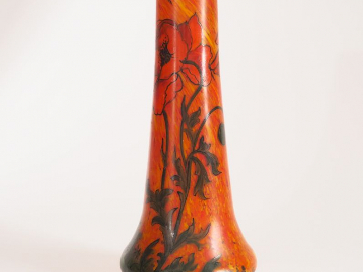 LEGRAS. Vase en verre polychrome à décor peint de coquelicots. Signé. 