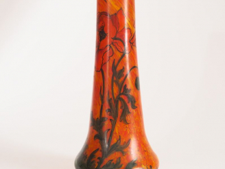 Vente aux enchères LEGRAS. Vase en verre polychrome à décor peint de coquelicots. Signé. 
