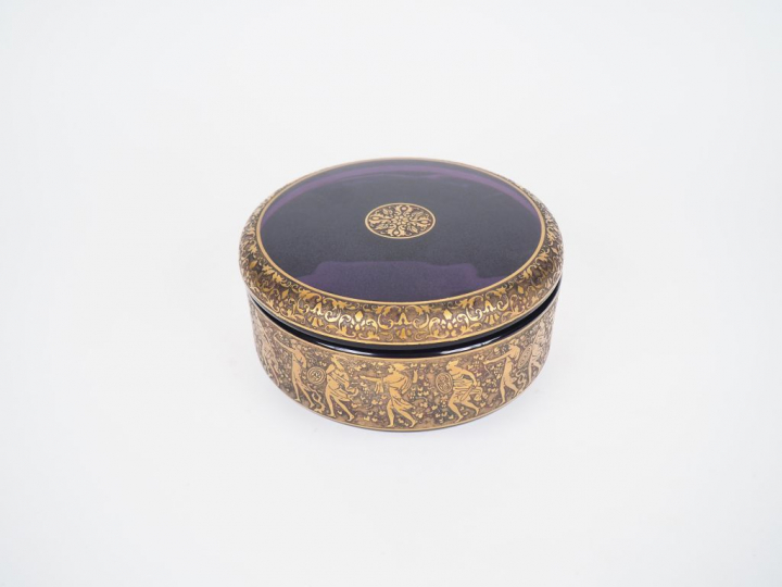 Bonbonnière en cristal aubergine et doré, signée Moser Karlsbav, à déc