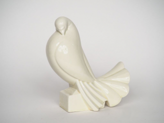 Vente aux enchères ADNET.  "La colombe".  Sujet en céramique blanche  Signé. H. 20,5 cm