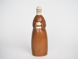 Vente aux enchères ROBJ.  Bouteille à liqueur en porcelaine polychrome "Jeune moine". Sig