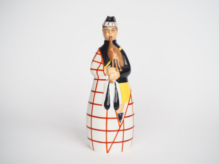 ROBJ. Bouteille à liqueur en porcelaine polychrome "Joueur de cornemus