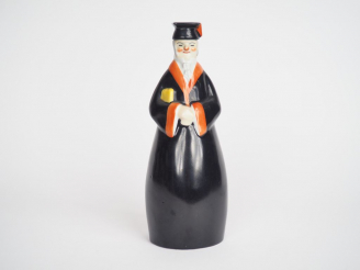 Vente aux enchères ROBJ. Bouteille à liqueur en porcelaine polychrome "Magistrat". Signée
