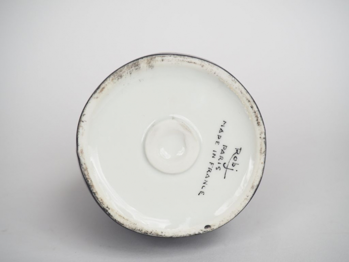 ROBJ. Bouteille à liqueur en porcelaine polychrome "Magistrat". Signée