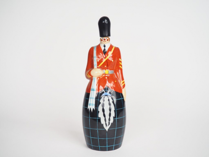 ROBJ.  Bouteille à liqueur en porcelaine polychrome "guard écossais". 