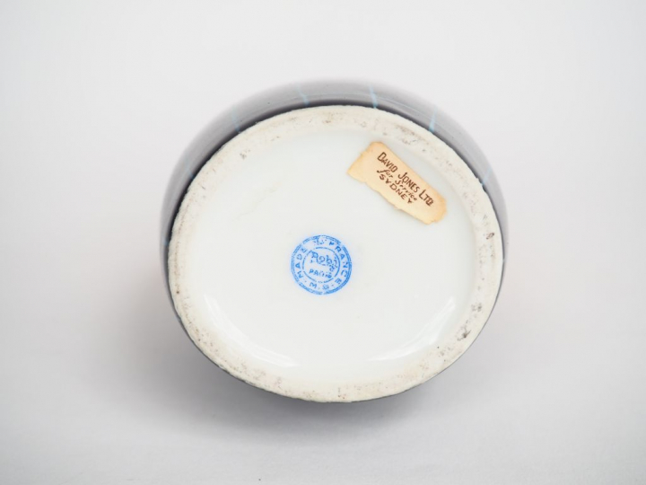 ROBJ.  Bouteille à liqueur en porcelaine polychrome "guard écossais". 