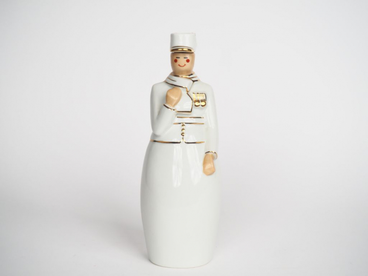 ROBJ.  Boite en porcelaine blanche "Soldat". Signée.  Dim. 27,5 cm