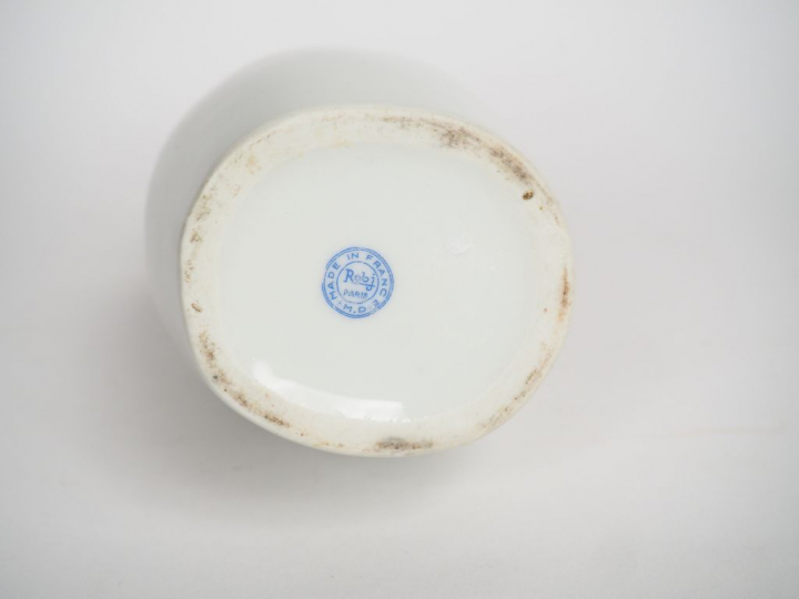 ROBJ.  Boite en porcelaine blanche "Soldat". Signée.  Dim. 27,5 cm