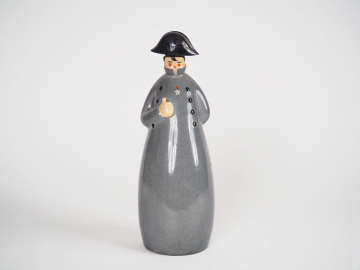 ROBJ.  Bouteille à liqueur en porcelaine polychrome "Napoléon". Signée