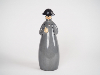 Vente aux enchères ROBJ.  Bouteille à liqueur en porcelaine polychrome "Napoléon". Signée