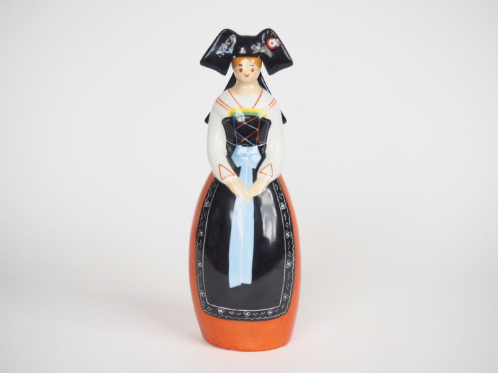 ROBJ.  Bouteille à liqueur en porcelaine polychrome "Alsacienne" Signé