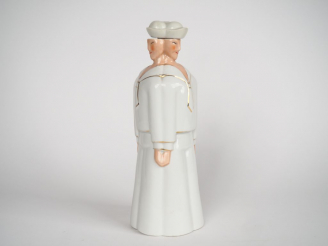 Vente aux enchères ROBJ.  Bouteille en porcelaine polychrome "les trois marins". Signée. 