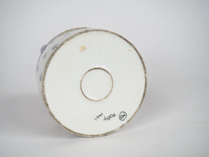 ROBJ.  Boite en porcelaine polychrome "jeune fille" Signée.  H. 16 cm