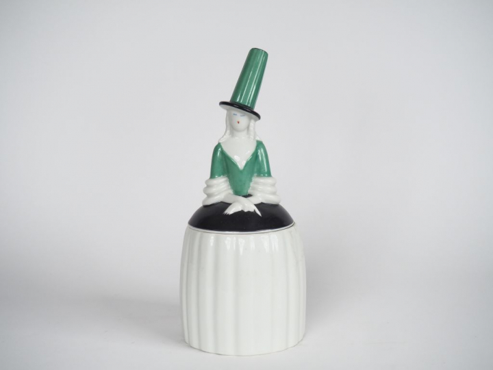 ROBJ.  Boite en porcelaine polychrome "femme au chapeau". Signée.  Dim