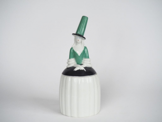Vente aux enchères ROBJ.  Boite en porcelaine polychrome "femme au chapeau". Signée.  Dim