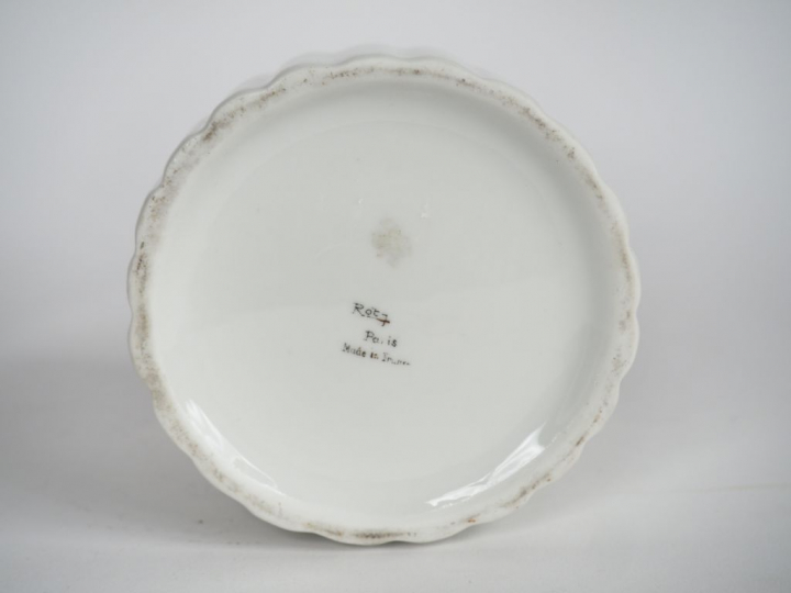 ROBJ.  Boite en porcelaine polychrome "femme au chapeau". Signée.  Dim