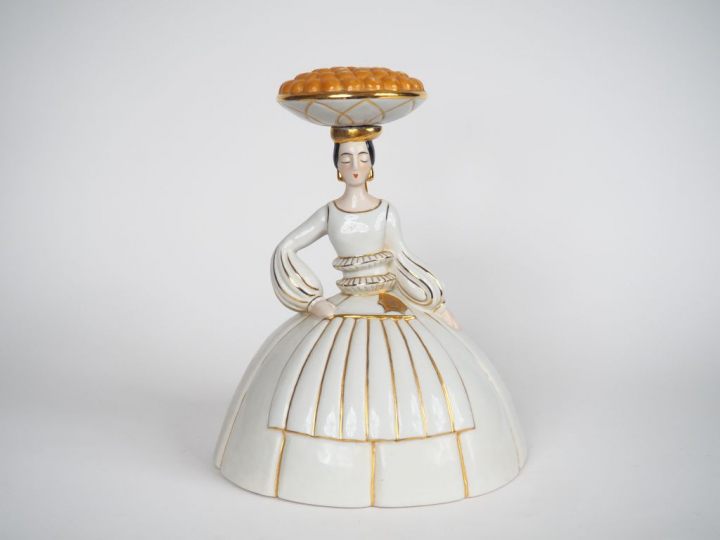 ROBJ.  Bouteille à liqueur en porcelaine polychrome "porteuse d'orange