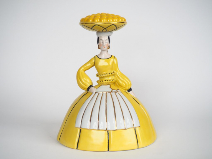 ROBJ.  Bouteille à liqueur en porcelaine polychrome "porteuse d'orange