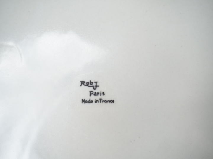 ROBJ.  Bouteille à liqueur en porcelaine polychrome "porteuse d'orange