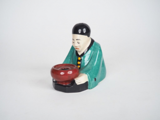 Vente aux enchères Brule parfum en porcelaine polychrome "chinois assis".  H. 10,5 cm