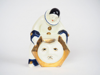 Vente aux enchères Veilleuse en porcelaine "pierrot".  Signée Limoges France  H. 22,5 cm 