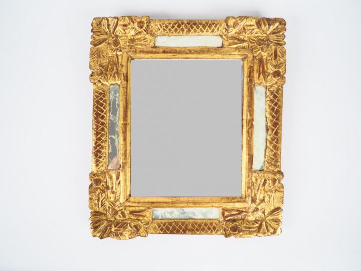 Miroir à glacillons en bois doré et sculpté, à décor de fleurs. Dim. 4