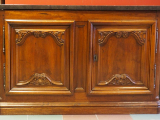 Vente aux enchères Buffet bas Louis XIV en noyer mouluré et sculpté, à décor de fleurs et