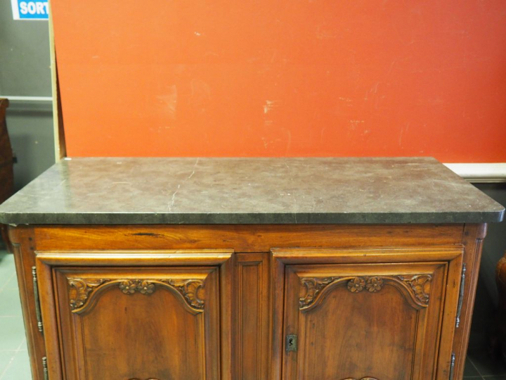 Buffet bas Louis XIV en noyer mouluré et sculpté, à décor de fleurs et