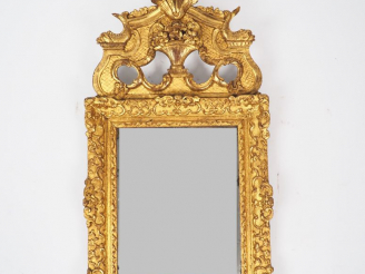Vente aux enchères Glace Louis XV en bois sculpté et doré, à décor de rinceaux et de fleu