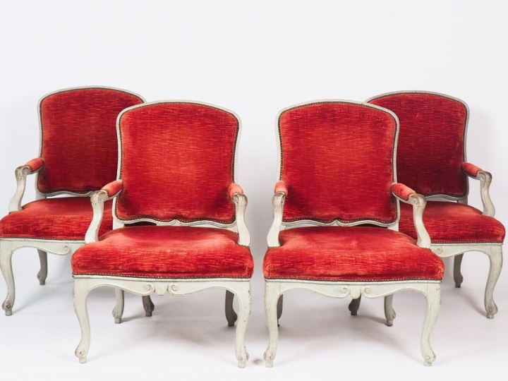 Suite quatre fauteuils à dos plat Louis XV en bois laqué gris, montant