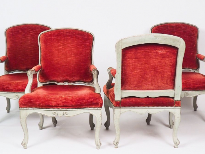 Suite quatre fauteuils à dos plat Louis XV en bois laqué gris, montant