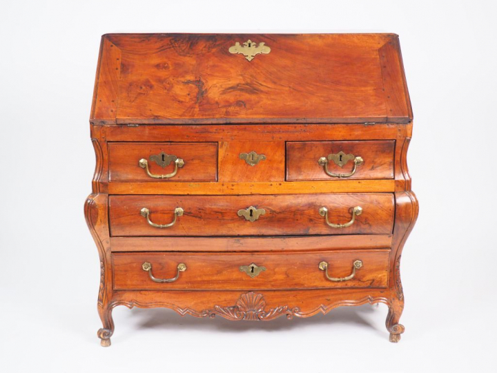 Commode scriban Louis XV en noyer mouluré ouvrant à quatre tiroirs sur