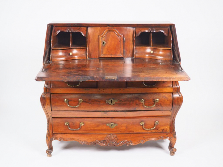Commode scriban Louis XV en noyer mouluré ouvrant à quatre tiroirs sur