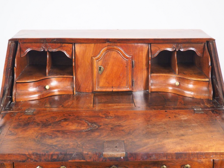 Commode scriban Louis XV en noyer mouluré ouvrant à quatre tiroirs sur