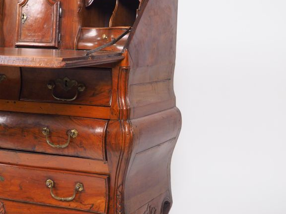 Commode scriban Louis XV en noyer mouluré ouvrant à quatre tiroirs sur