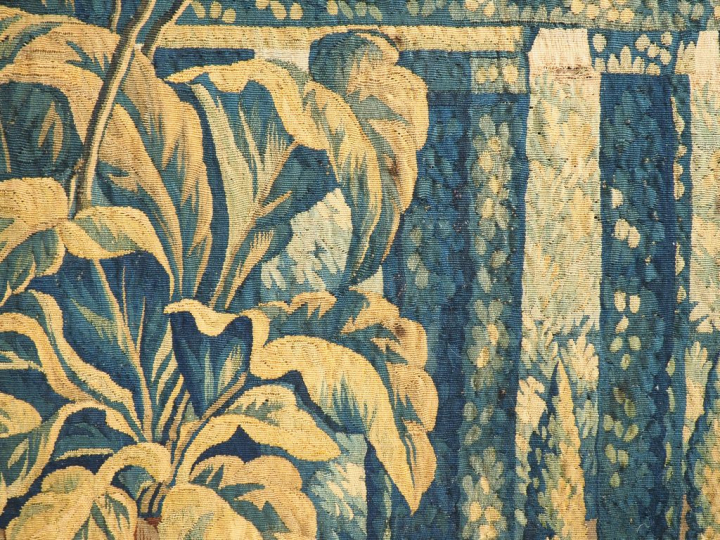 Paravent à trois brins en tapisserie d'Aubusson XVIIème à décor de ver