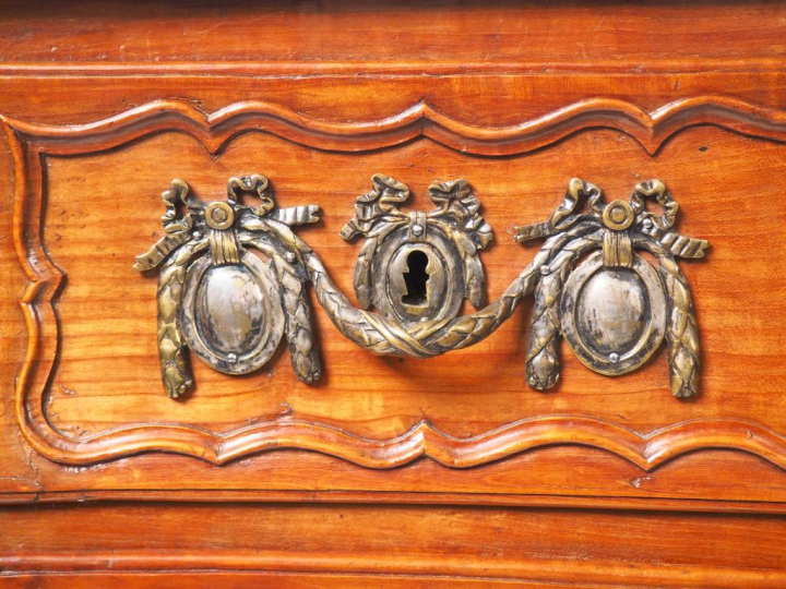 Commode tombeau Louis XV en merisier mouluré et sculpté, ouvrant à cin