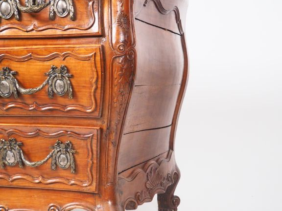 Commode tombeau Louis XV en merisier mouluré et sculpté, ouvrant à cin
