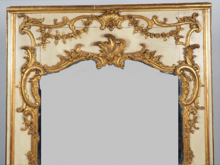 Trumeau Louis XV en bois laqué, sculpté et doré, à décor de rocailles 