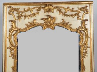 Vente aux enchères Trumeau Louis XV en bois laqué, sculpté et doré, à décor de rocailles 