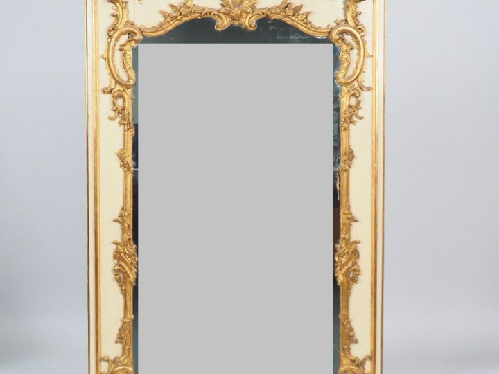 Trumeau Louis XV en bois laqué, sculpté et doré, à décor de rocailles 