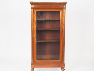 Vente aux enchères Vitrine de style Louis XVI en acajou et placage d'acajou, garniture de