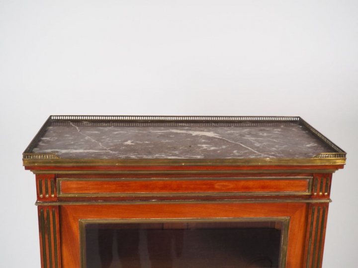Vitrine de style Louis XVI en acajou et placage d'acajou, garniture de